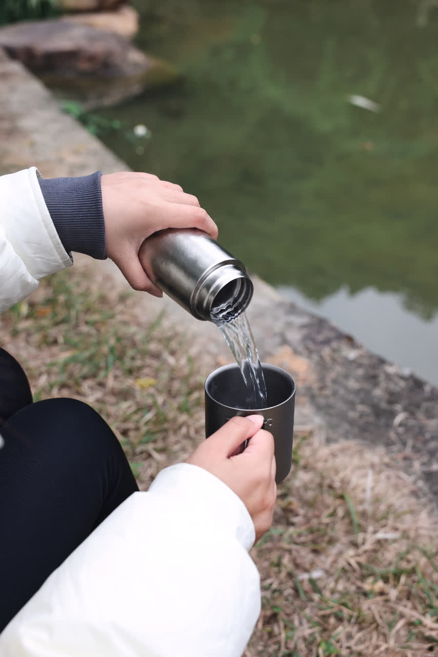 Botella con aislamiento de titanio