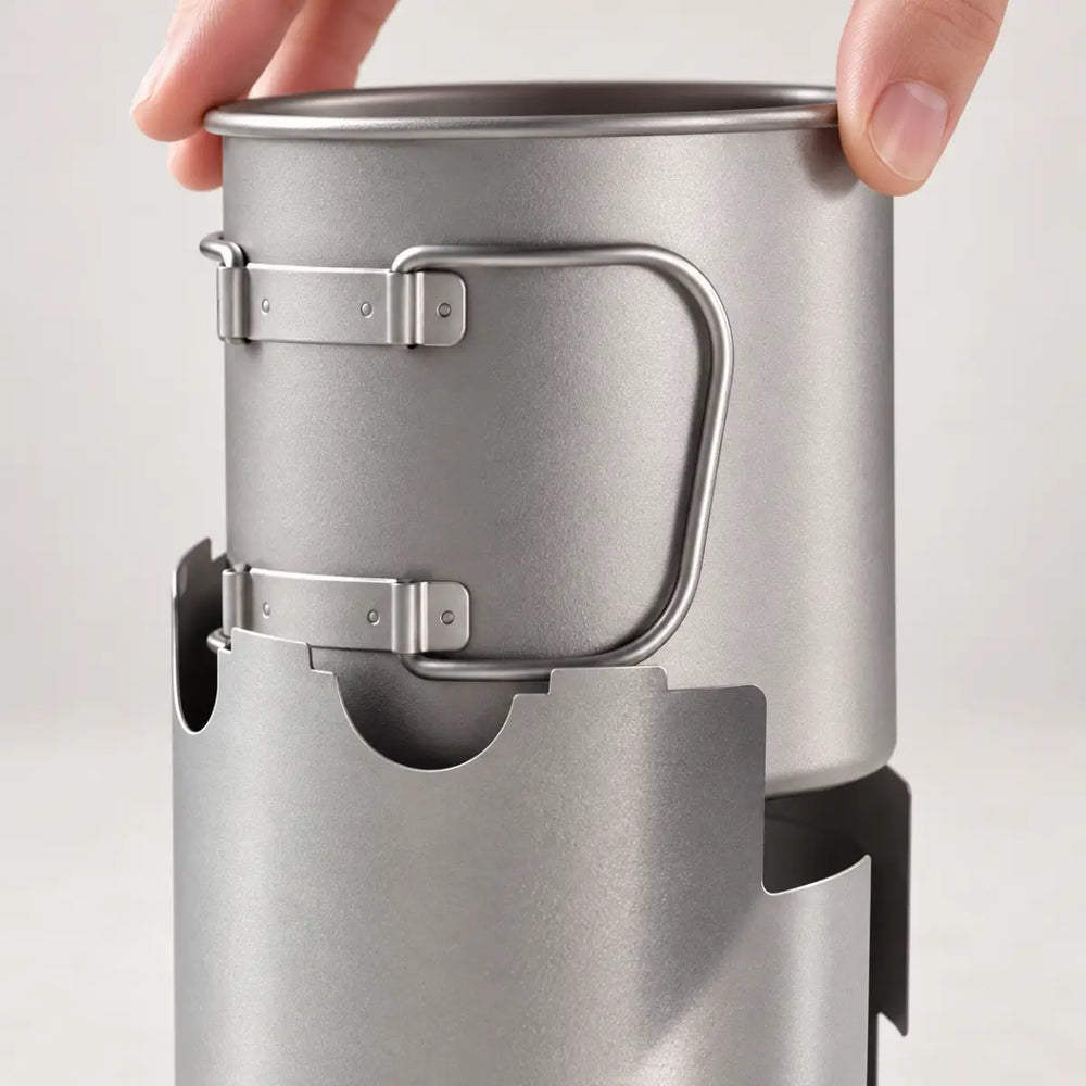 BECHER STELLT SICH IN DEN HERD. Die 650 ml